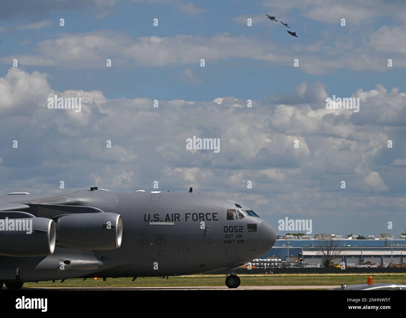 L'équipe de démonstration de la côte ouest du C-17 se prépare au décollage dans un C-17 Globemaster III affecté à l'aile 62D du transport aérien à titre de formation navale au-dessus du spectacle aérien de l'Association des aéronefs expérimentaux, Oshkosh, Wisconsin, 31 juillet 2022. EAA est le plus grand salon aérien annuel des États-Unis et est la plus grande célébration de l'aviation au monde. Banque D'Images