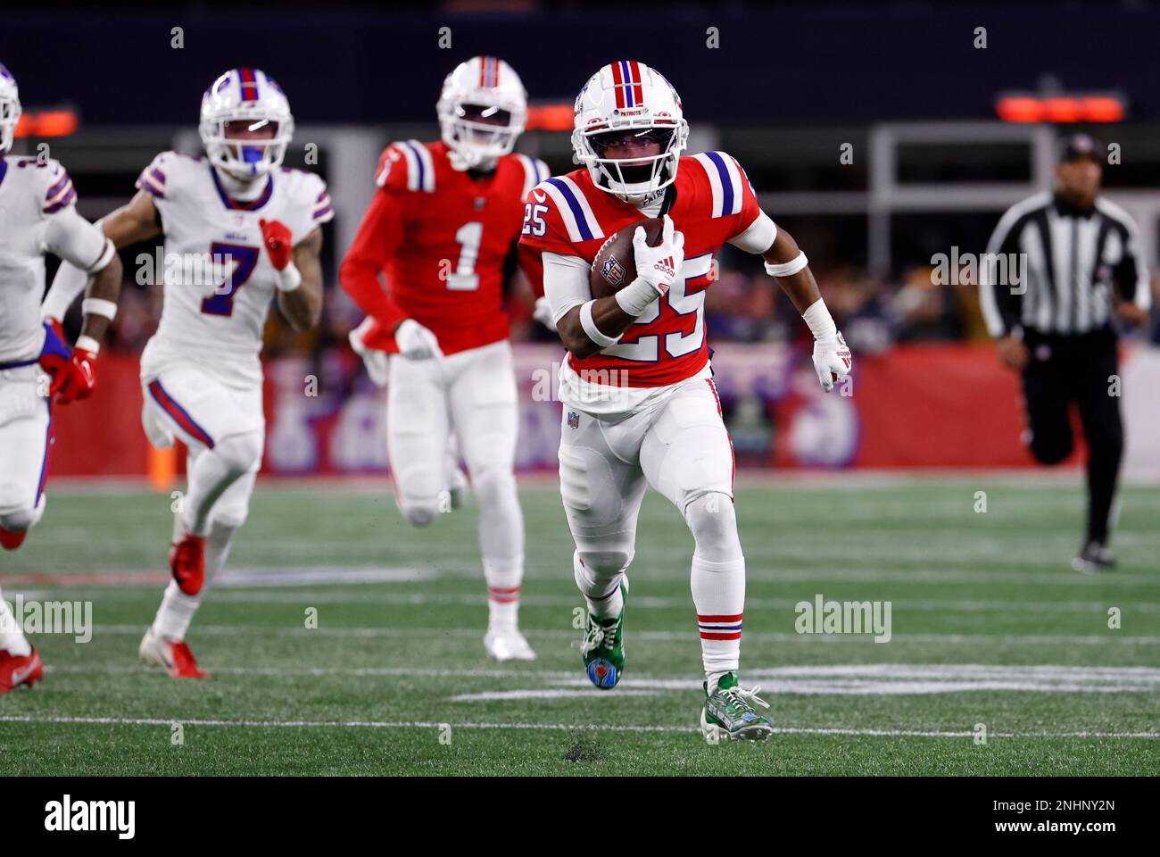 FOXBOROUGH, MA - DECEMBER 01: New England Patriots defensive back Marcus Jones (25) carries the ball after a catch during a game between the New England Patriots and the Buffalo Bills on December 1, 2022, at Gillette Stadium in Foxborough, Massachusetts. (Photo by Fred Kfoury III/Icon Sportswire) (Icon Sportswire via AP Images) Banque D'Images