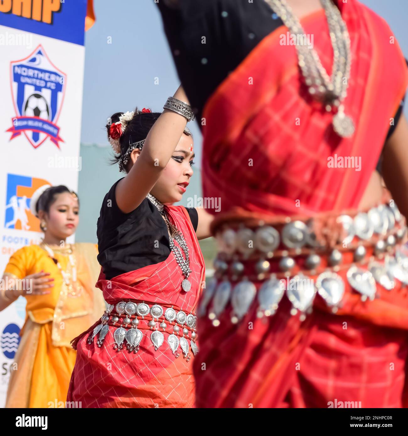 Delhi, Inde - 11 décembre 2022 - Bharathanatyam danseuses odissi classiques indiennes qui se produisent sur scène. De belles danseuses indiennes dans la posture de Banque D'Images
