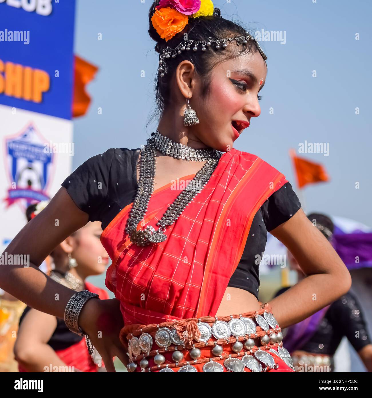 Delhi, Inde - 11 décembre 2022 - Bharathanatyam danseuses odissi classiques indiennes qui se produisent sur scène. De belles danseuses indiennes dans la posture de Banque D'Images