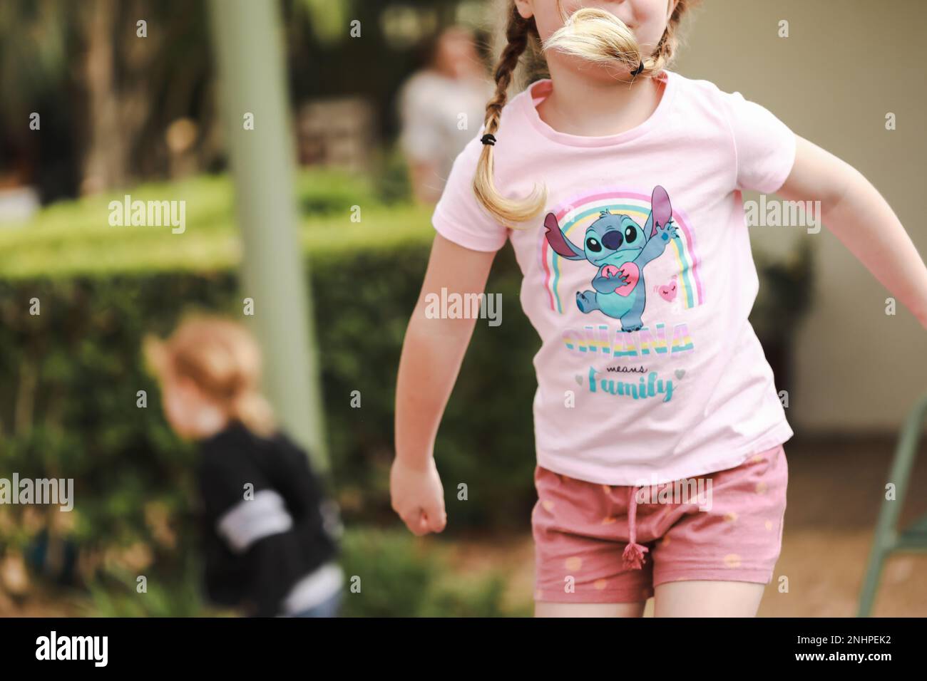 Sydney, Nouvelle-Galles du Sud Australie : 22 juin 2022 - enfant jouant au niveau préscolaire avec un maillot à caractères lumineux Banque D'Images