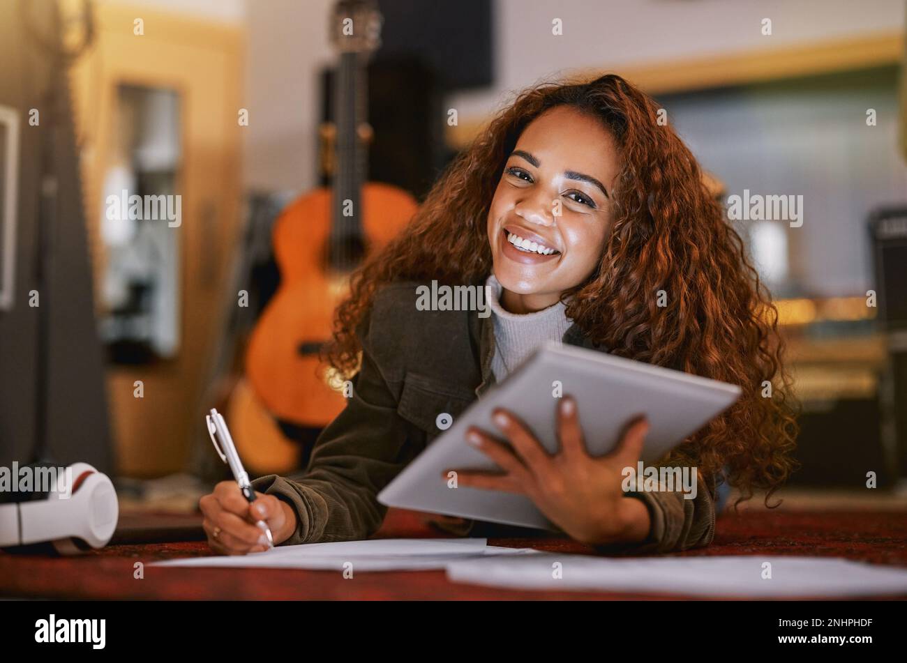 Femme noire, sourire en portrait et tablette écrivant de la musique en studio pour la piste audio, la création de contenu ou le développement. Bonne chanson africaine américaine Banque D'Images