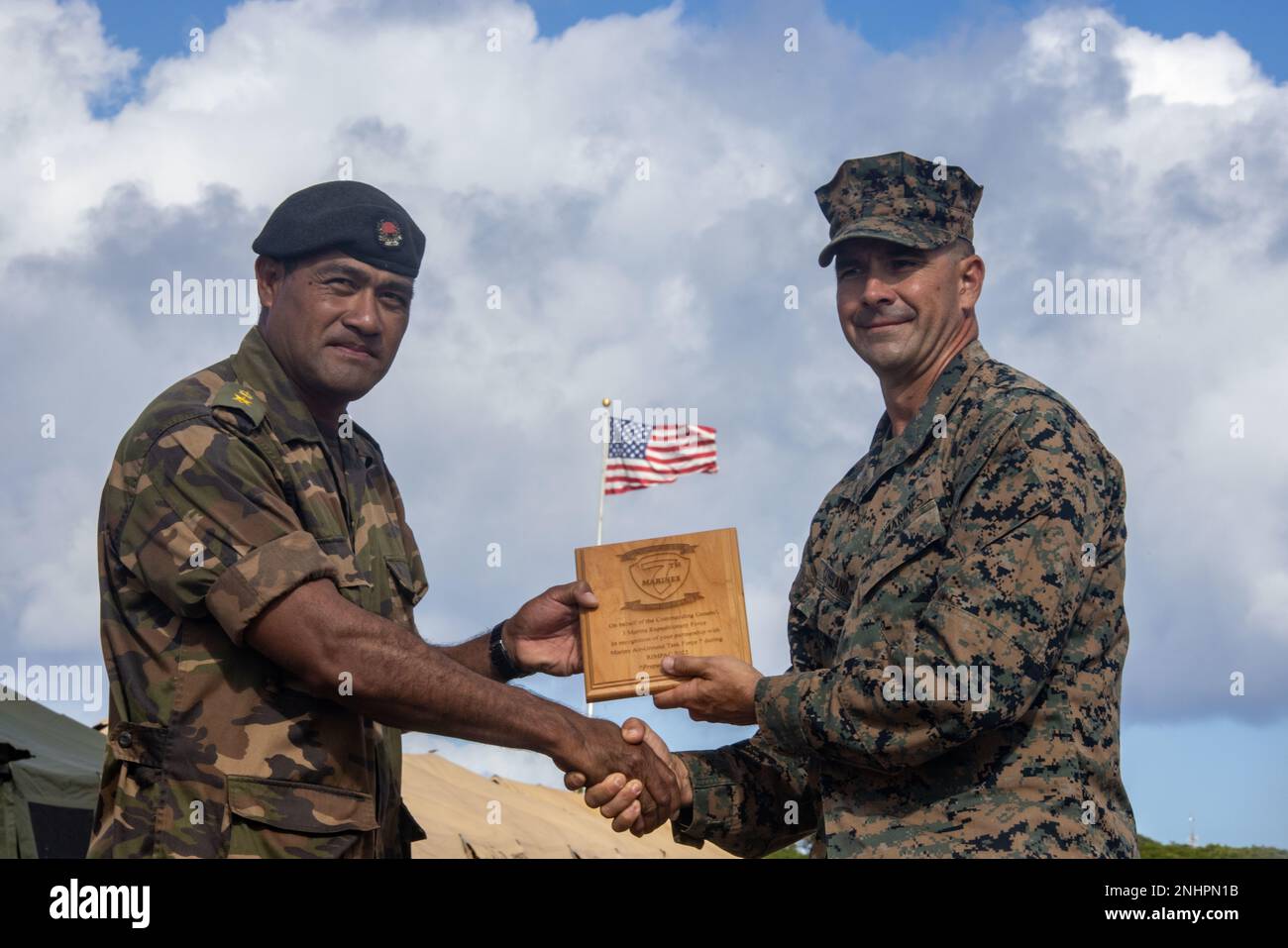 220801-M-TN173-2152 BASE DE CORPS DE MARINE HAWAII, HAWAII (1 AOÛT 2022) ÉTATS-UNIS Le lieutenant-colonel Jason C. Copeland, commandant du Bataillon, de Roswell, N.M., affecté au 3rd Bataillon, 4th Marine Regiment, Marine Air-Ground Task Force 7, échange des dons avec un Tongan, les Forces armées de sa Majesté, membre de service pendant la Rim of the Pacific (RIMPAC) 2022. Vingt-six nations, 38 navires, trois sous-marins, plus de 170 avions et 25 000 membres du personnel participent au RIMPAC 2022 de 29 juin à août 4 dans les îles hawaïennes et dans le sud de la Californie. Le plus grand mari international au monde Banque D'Images