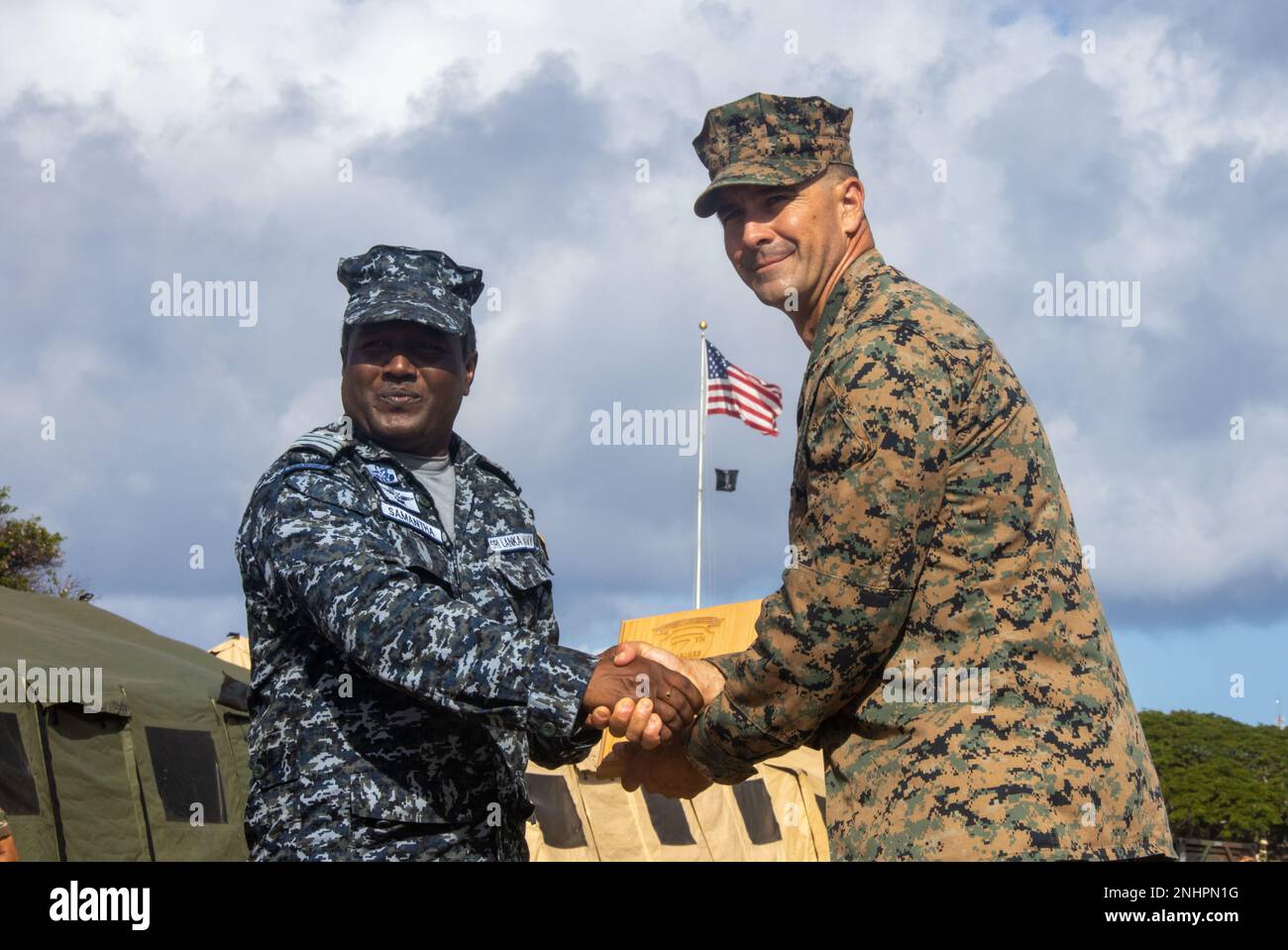 220801-M-TN173-2157 BASE DE CORPS DE MARINE HAWAII, HAWAII (1 AOÛT 2022) ÉTATS-UNIS Le lieutenant-colonel Jason C. Copeland, commandant du Bataillon, de Roswell, N.M., affecté au 3rd Bataillon, 4th Marine Regiment, Marine Air-Ground Task Force 7, échange des dons avec un Tongan, les Forces armées de sa Majesté, membre de service pendant la Rim of the Pacific (RIMPAC) 2022. Vingt-six nations, 38 navires, trois sous-marins, plus de 170 avions et 25 000 membres du personnel participent au RIMPAC 2022 de 29 juin à août 4 dans les îles hawaïennes et dans le sud de la Californie. La plus grande Mar internationale au monde Banque D'Images