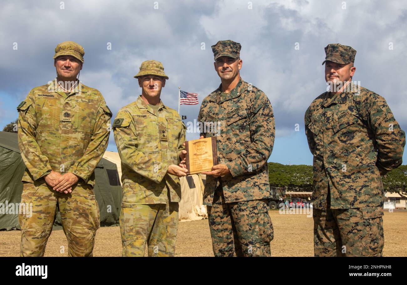 220801-M-TN173-2190 BASE DE CORPS DE MARINE HAWAII, HAWAII (1 AOÛT 2022) ÉTATS-UNIS Le lieutenant-colonel Jason C. Copeland et le sergent Trevor L. Goff, le chef du 3rd Bataillon, 4th Régiment de la Marine, Force opérationnelle terrestre de la Marine 7, à droite, échangent des dons avec le sergent-major régimentaire, classe 1 Daniel Nawrocki et le commandant du colonel Mark Tutton, adjudant La direction du 2nd Bataillon, Royal Australian Regiment leadership in Rim of the Pacific (RIMPAC) 2022. Vingt-six nations, 38 navires, trois sous-marins, plus de 170 avions et 25 000 membres du personnel participent à RI Banque D'Images