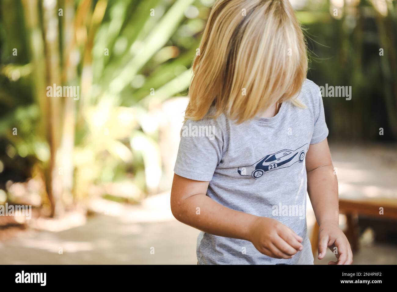 Petit garçon blond d'âge préscolaire jouant dans la cuisine de boue extérieure à l'école préscolaire Banque D'Images