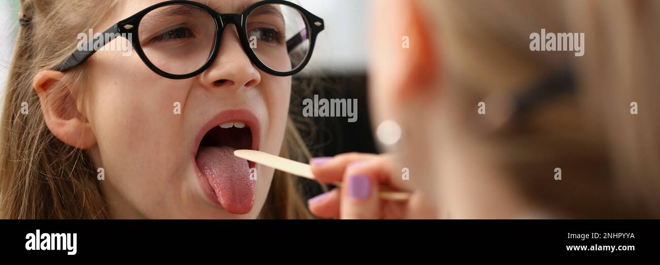 Amygdalite rhume et grippe chez les enfants atteints de maux de gorge Banque D'Images