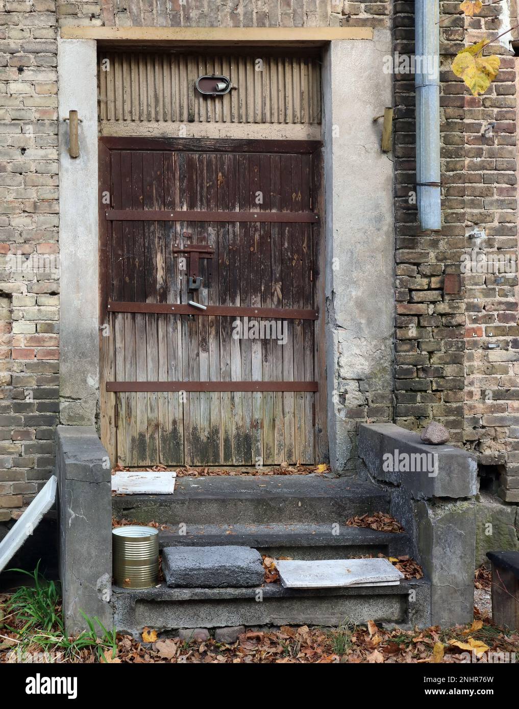 Ancienne porte en bois dans un mur de briques Banque D'Images