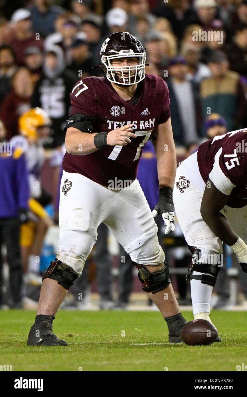 COLLEGE STATION, TX - NOVEMBER 26: Texas A&M Aggies offensive lineman Matthew Wykoff (77) calls out blocking assignments during the football game between the LSU Tigers and Texas A&M Aggies at Kyle Field on November 26, 2022 in College Station, Texas. (Photo by Ken Murray/Icon Sportswire) (Icon Sportswire via AP Images) Banque D'Images