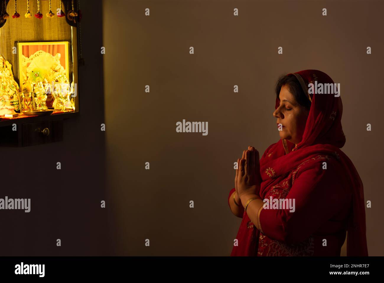 Portrait de la femme priant à Dieu à la maison Banque D'Images