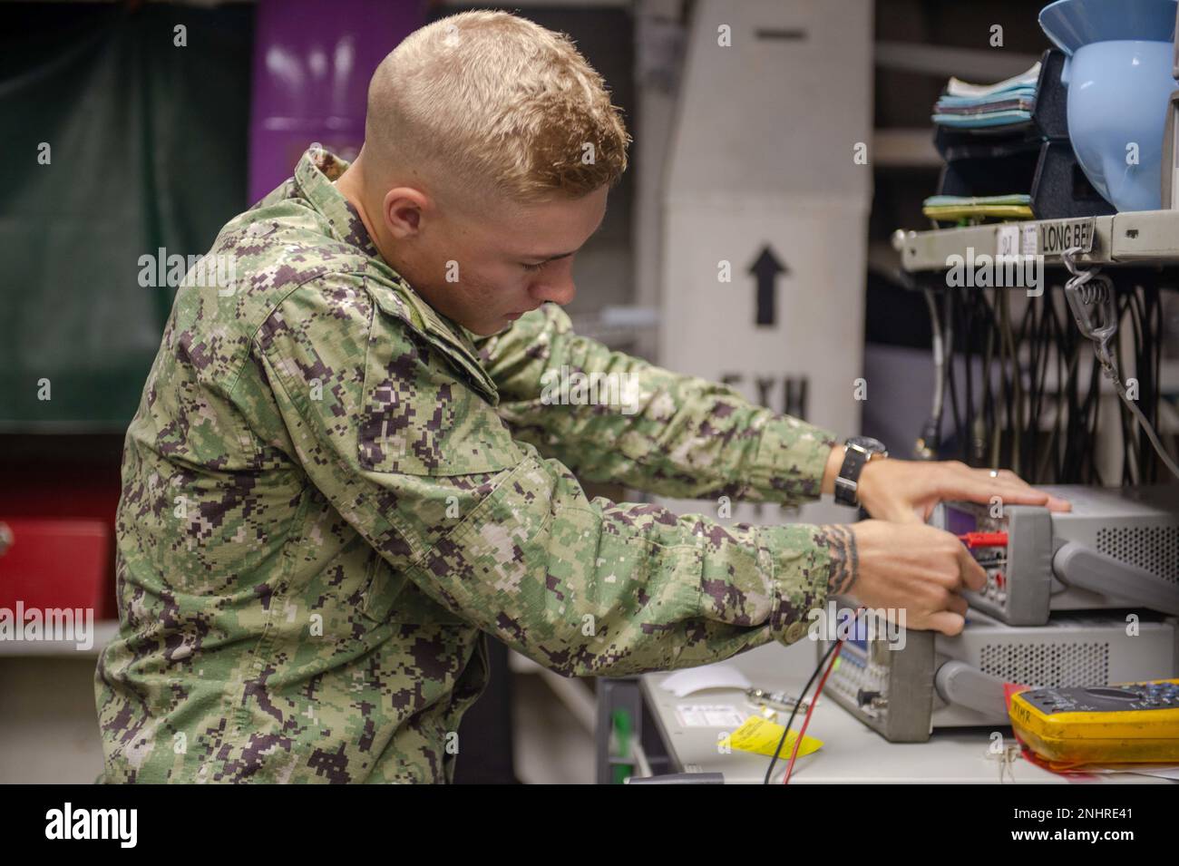 220801-N-TY704-1033 SAN DIEGO (1 août 2022) Airman Bradon Gray, un technicien en électronique aéronautique originaire de Lake Jackson, Texas, étalonne l'équipement du laboratoire d'étalonnage à bord du porte-avions USS Carl Vinson (CVN 70) de la classe Nimitz, août 1. Vinson est actuellement à pierside dans son homeport de San Diego. Banque D'Images