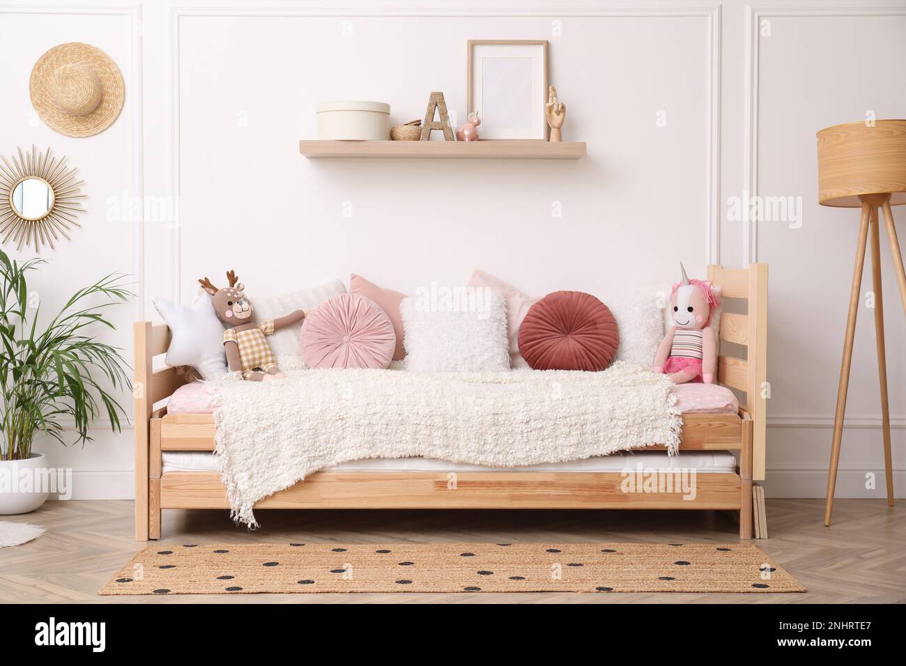 Intérieur mignon de la chambre d'enfant avec un lit confortable et des  jouets Photo Stock - Alamy