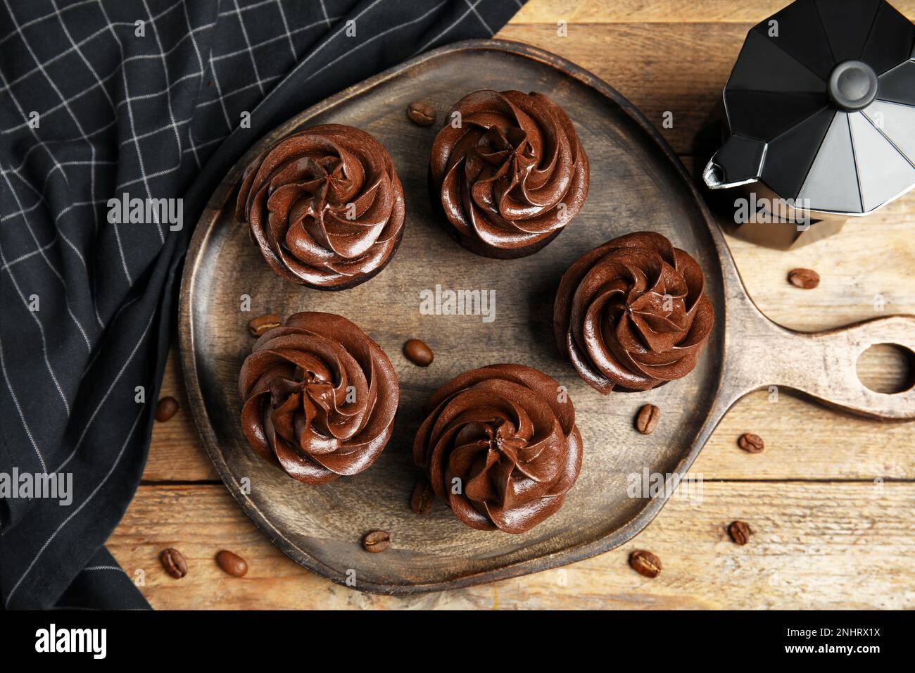 Composition de la nappe avec de délicieux petits gâteaux au chocolat sur une table en bois Banque D'Images