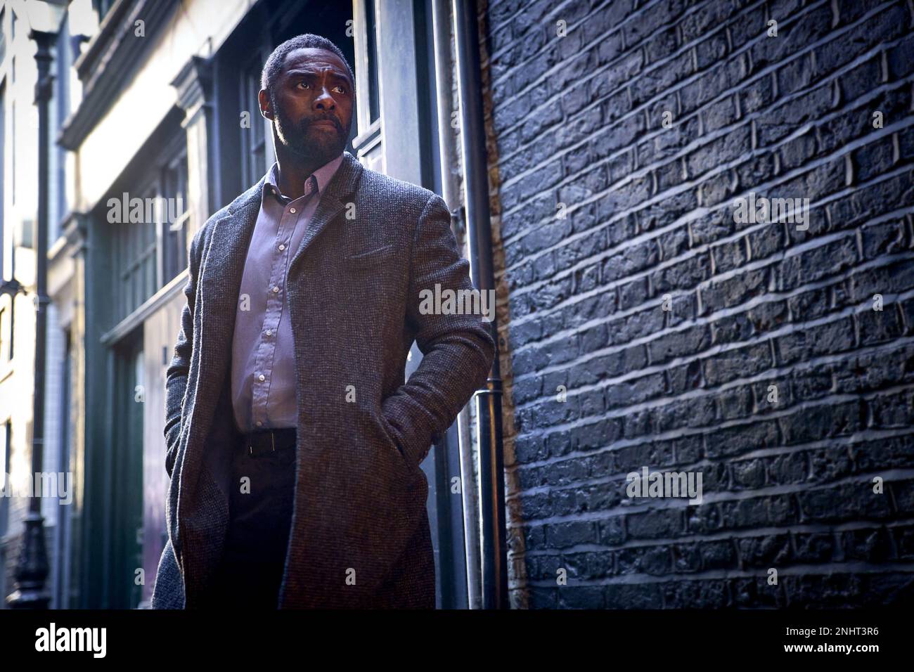 DATE DE SORTIE: 10 mars 2023. TITRE: Luther: The Fallen Sun. STUDIO: BBC films. DIRECTEUR: Jamie Payne. COMPLOT : le détective brillant mais délabré John Luther sort de prison pour chasser un meurtrier en série sadique qui terrorise Londres. AVEC: IDRIS ELBA comme John Luther. (Credit image: © BBC films/Entertainment Pictures/ZUMAPRESS.com) USAGE ÉDITORIAL SEULEMENT! Non destiné À un usage commercial ! Banque D'Images