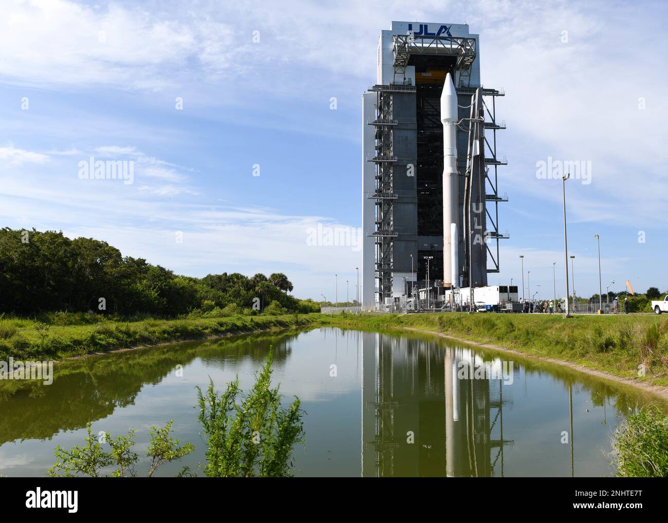 Une fusée Atlas V de l'ULA, qui lancera le sixième satellite d'avertissement de missile orbite géosynchrone à infrarouge à base spatiale, commence à transiter vers sa zone de lancement à la station de la Force spatiale de Cape Canaveral, en Floride, le 2 août 2022. Le SBIRS est constitué d'un réseau de satellites pour soutenir l'avertissement de missiles, la défense antimissile, la sensibilisation à l'espace de combat et l'intelligence technique. Banque D'Images