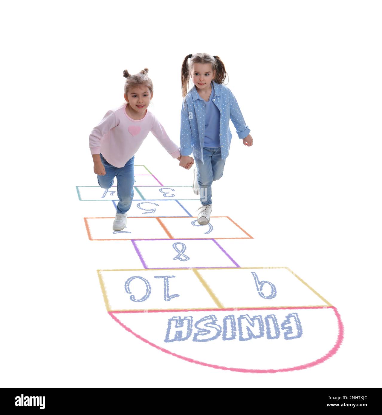 Mignons petites filles jouant le hopscotch sur fond blanc Banque D'Images