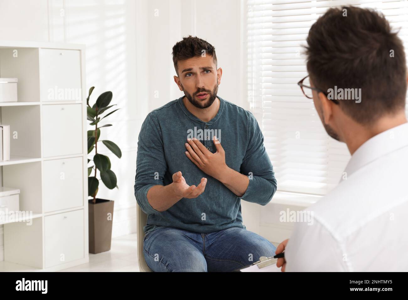 Psychothérapeute travaillant avec l'homme addictif de drogue à l'intérieur Banque D'Images