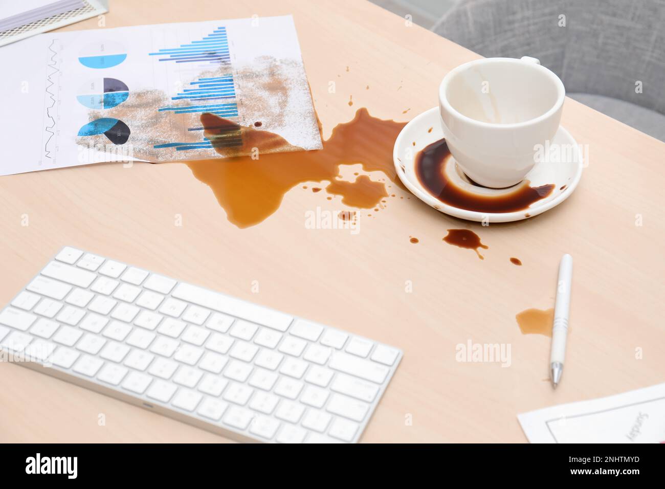 Tasse avec soucoupe et café renversé sur un bureau en bois Banque D'Images Tasse avec soucoupe et café renversé sur un bureau en bois Banque D'Images