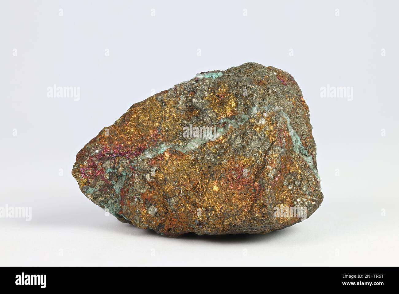 Minerai de cuivre coloré. Il s'agit du sulfure de cuivre appelé chalcopyrite. Banque D'Images