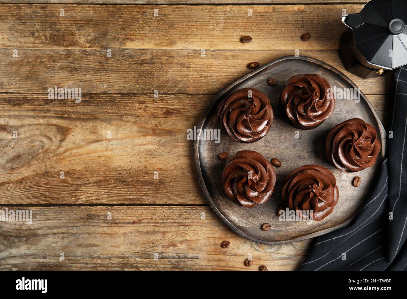 Composition de la nappe avec de délicieux petits gâteaux au chocolat sur une table en bois. Espace pour le texte Banque D'Images