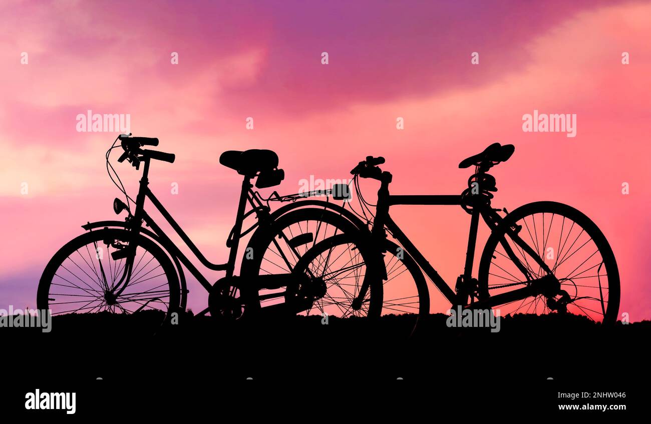 Silhouettes de Bycicles au coucher du soleil Banque D'Images