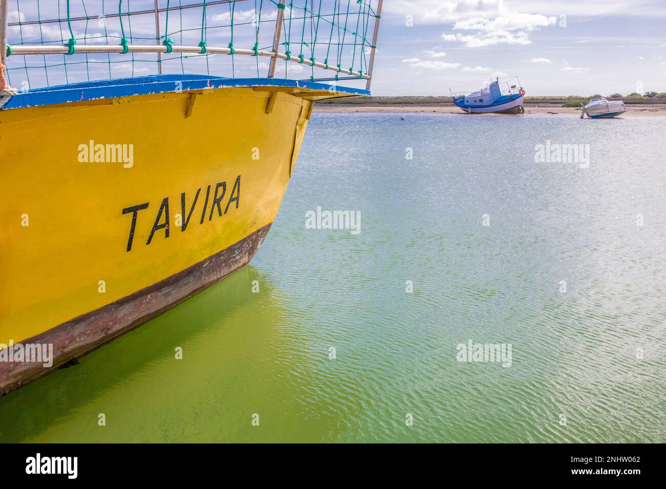 Bateau de pêche traditionnel amarré au port de Cabanas de Tavira, Portugal. Mot Tavira peint sur le côté Banque D'Images