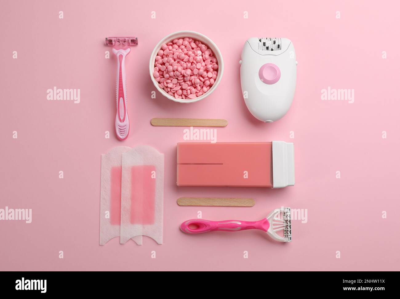 Jeu d'outils et de produits d'épilation sur fond rose, couché à plat Photo  Stock - Alamy