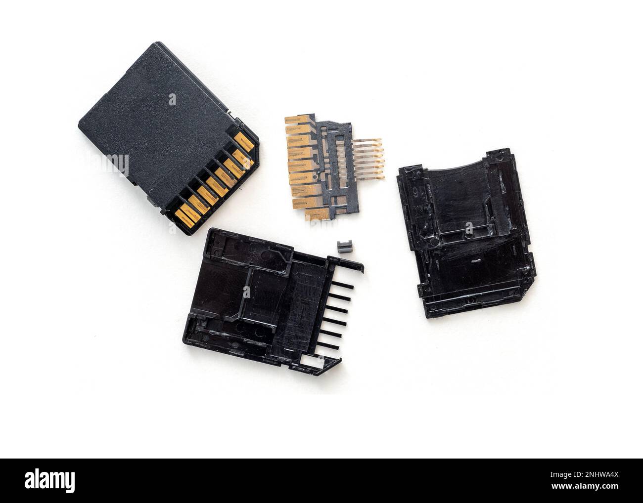 Morceaux de données de carte mémoire, de carte SD ou de mémoire cassées isolés sur une vue de dessus blanche Banque D'Images