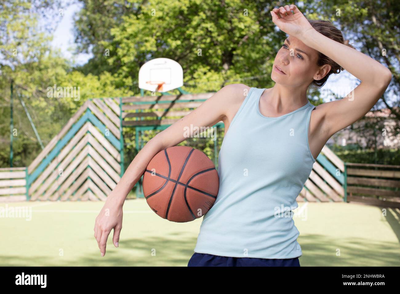 le joueur de basket-ball féminin est épuisé après avoir joué Banque D'Images