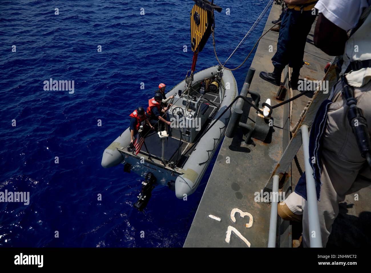 220802-A-EQ028-1043 MER ROUGE (2 août 2022) les marins abaissent un bateau gonflable à coque rigide avant les opérations de petit bateau à bord de la base maritime expéditionnaire USS Lewis B. Puller (ESB 3) dans la Mer Rouge, août 2. Lewis B. Puller est déployé dans la zone d'opérations de la flotte américaine 5th pour aider à assurer la sécurité et la stabilité maritimes dans la région du Moyen-Orient. Banque D'Images