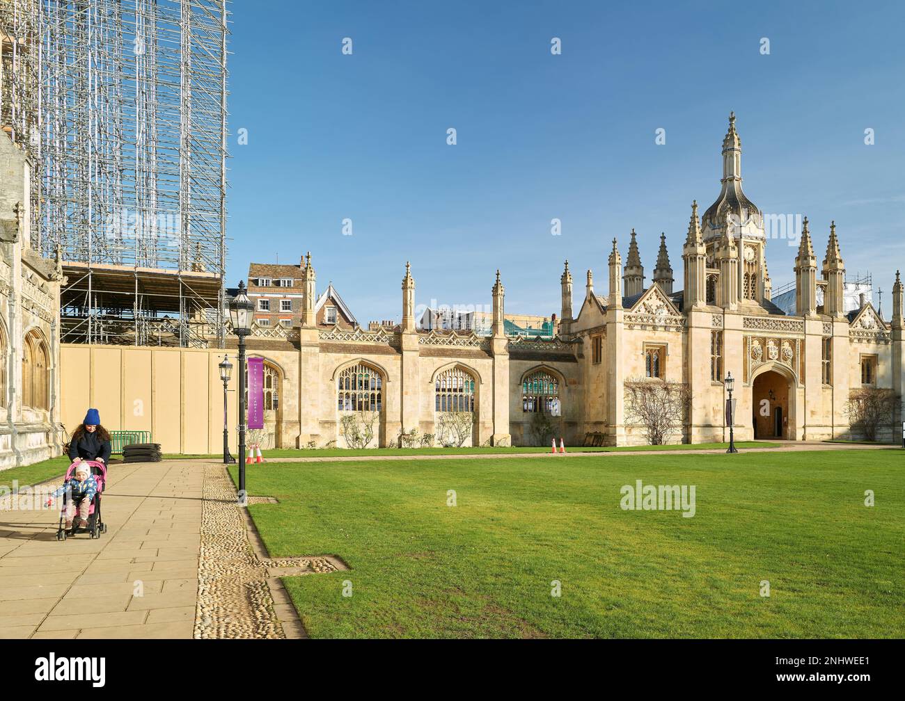 La cour avant et le portail d'entrée du King's College, Université de Cambridge, Angleterre. Banque D'Images