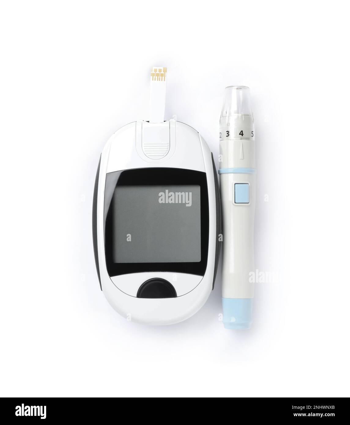 Glucomètre moderne avec bandelette de test et stylo à lancette sur fond blanc, vue de dessus Banque D'Images
