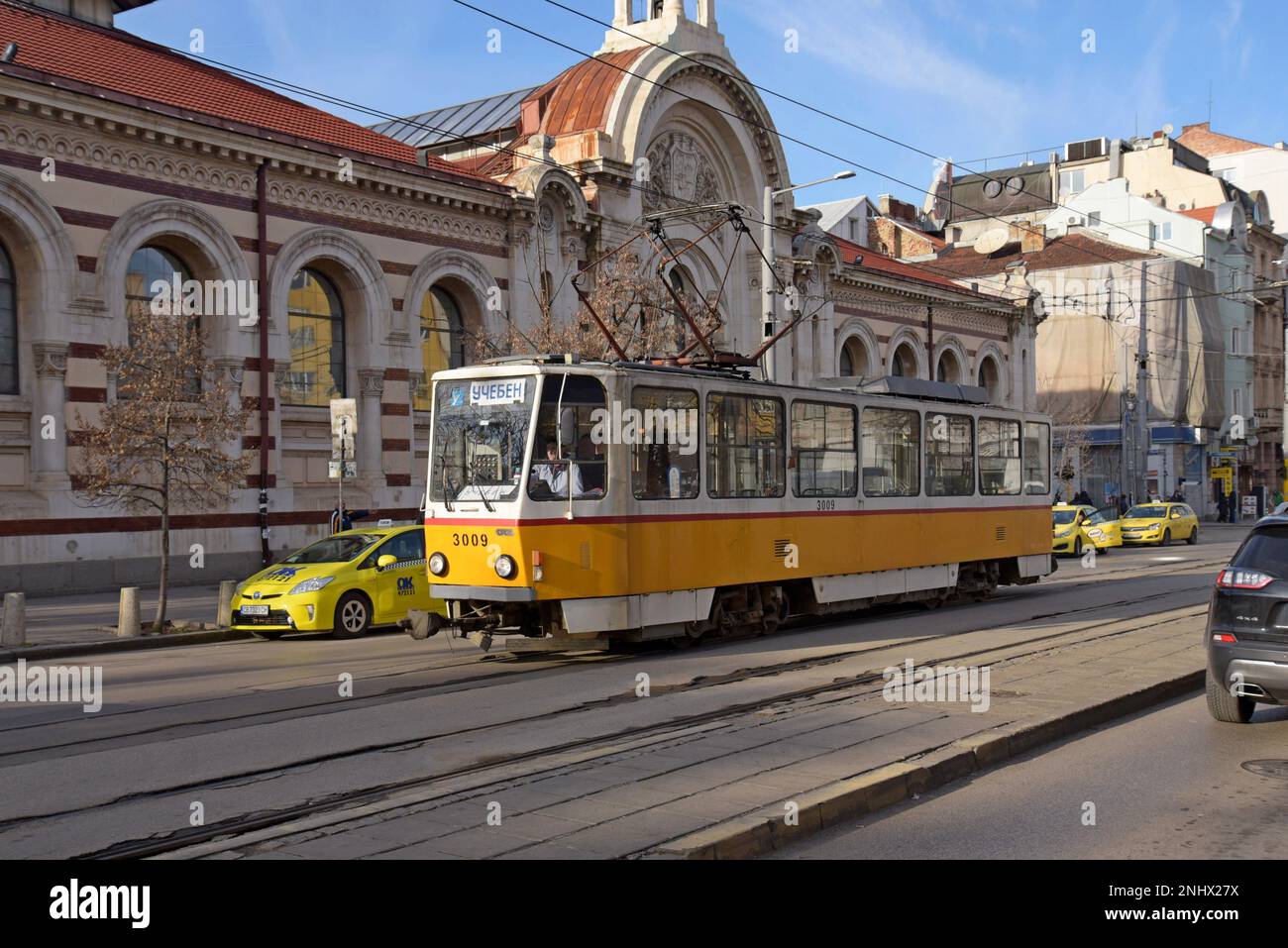 Un tramway PCC passant par le Central Market Hall historique de Sofia, Bulgarie Banque D'Images