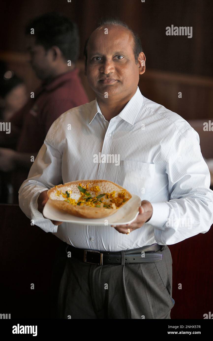 Owner Kalidoss Raju shows a chicken Keema Aappam made at Aachi Appakadai in Sunnyvale, California, on Wednesday, April 15, 2015. The restaurant specializes in curries and appams from Chennai, a small region in southern India. (Liz Hafalia/San Francisco Chronicle via AP) Banque D'Images