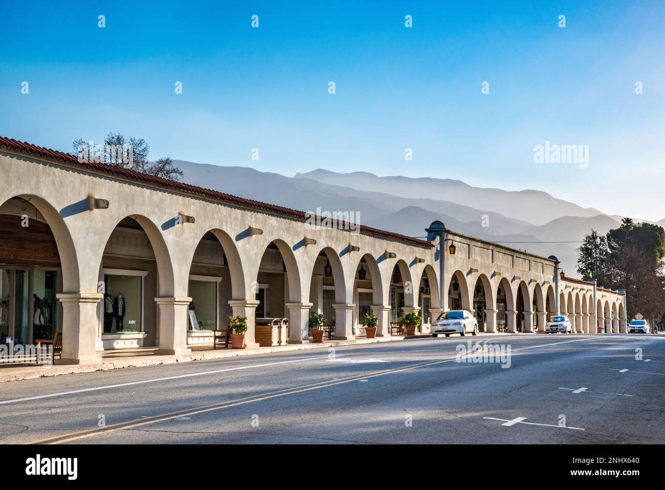 Ojai Arcade, 1917 ans, style colonial espagnol, Ojai Avenue, Nordhoff Ridge in Morning Haze, Ojai, Californie, États-Unis Banque D'Images