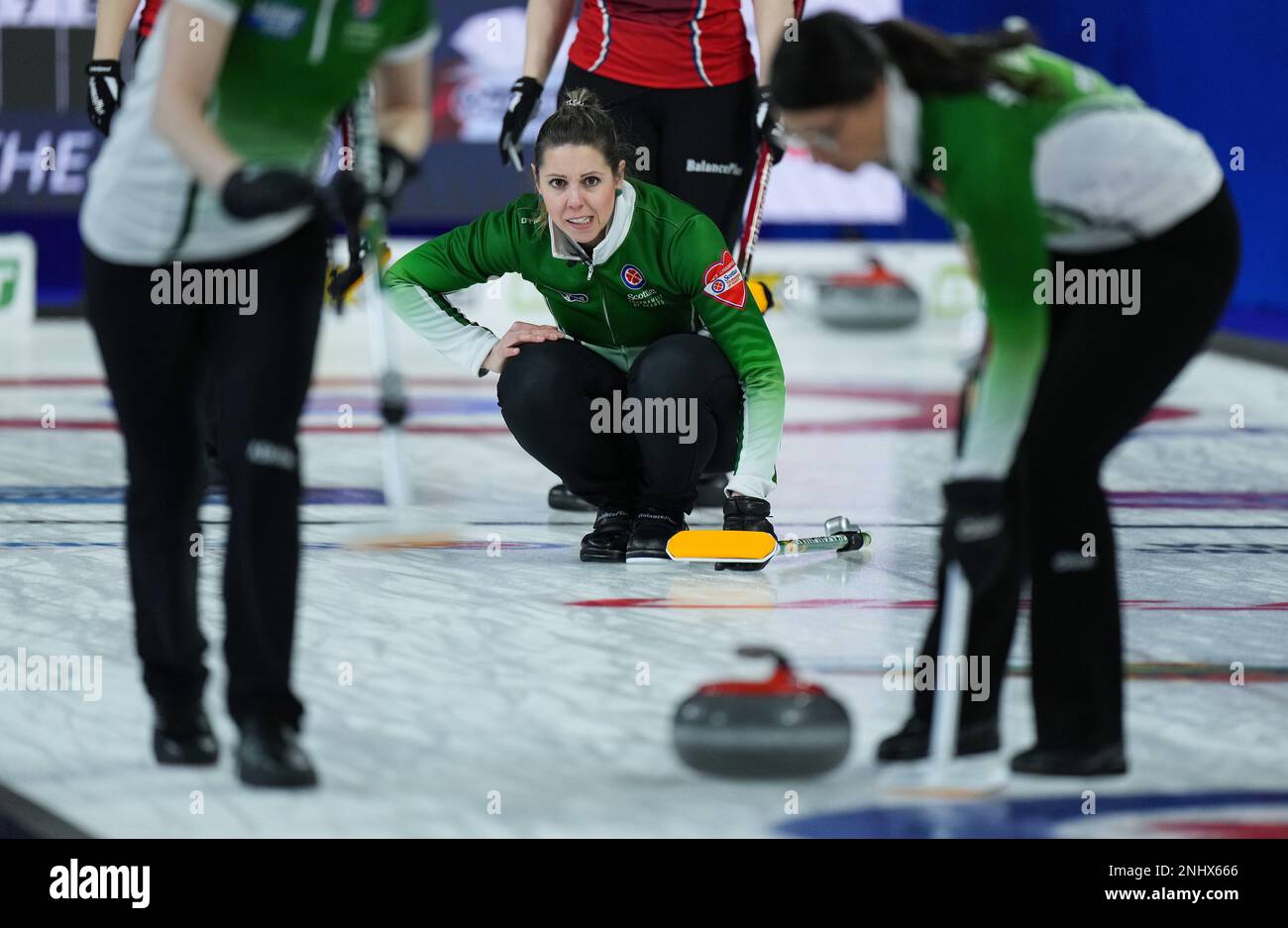 21 février 2023, KAMLOOPS, C.-B., CANADA: Saskatchewan skip Robyn Silvernagle regarde son tir en jouant à la carte sauvage de l'équipe 1 au Tournoi Scotties of Hearts, à Kamloops, C.-B., le mardi 21 février, 2023. (Credit image: © Darryl Dyck/la presse canadienne via ZUMA Press) USAGE ÉDITORIAL SEULEMENT! Non destiné À un usage commercial ! Banque D'Images