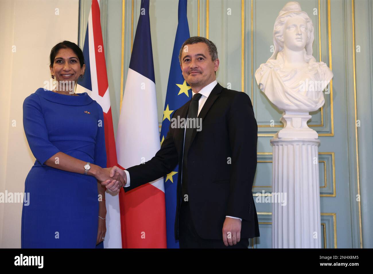 French Interior Minister Gerald Darmanin shakes hands with Britain's Home Secretary Suella Braverman before a meeting and joint declaration signature at the French Interior Ministry in Paris, Monday, Nov. 14, 2022. Suella Braverman and French Interior Minister Gerald Darmanin will sign a joint declaration revising the "Sandhurst Treaty" border security deal which aims to curb migrant Channel crossings. (Thomas Samson, Pool via AP) Banque D'Images