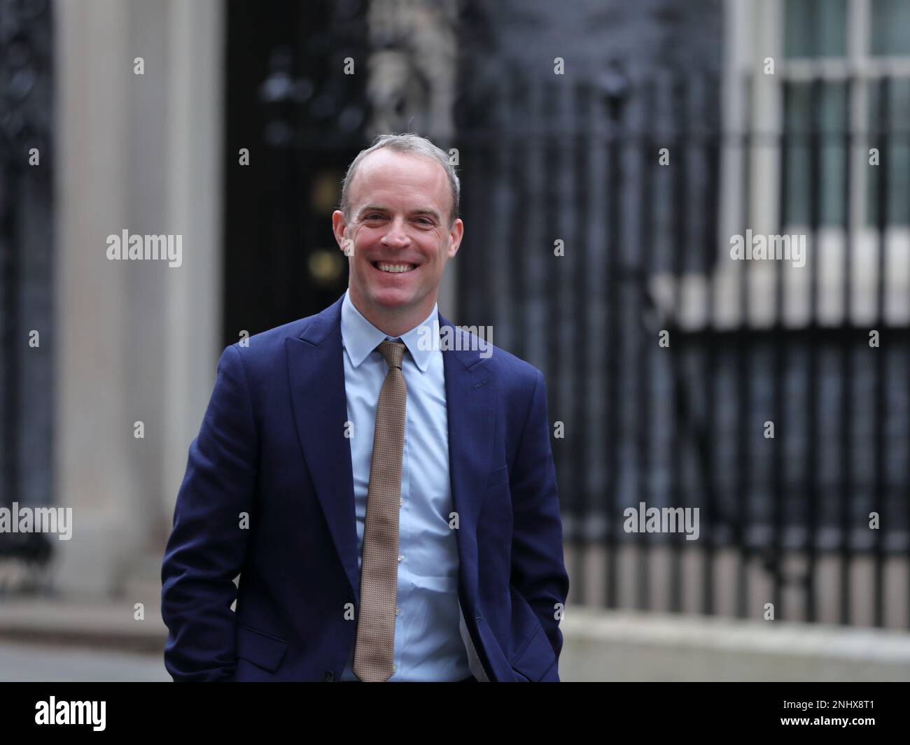 Downing Street, Londres, Royaume-Uni. 21st février 2023. Dominic Raab, vice-premier ministre et secrétaire d'État à la Justice, part après la réunion hebdomadaire du Cabinet au n° 10 Downing Street. Banque D'Images