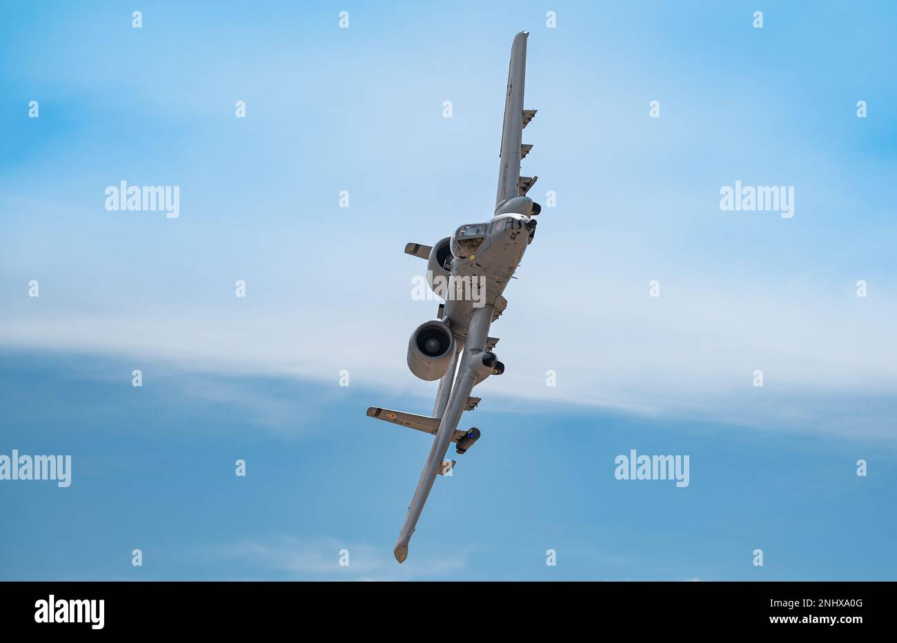 Un Thunderbolt II A-10 affecté à l'escadron d'essai et d'évaluation 422nd, base aérienne de Nellis, Nevada, survole le champ d'essai et d'entraînement du Nevada, Nevada, le 3 août 2022. Le tes 422nd est une unité géographiquement séparée du Groupe de test et d'évaluation 53rd, Eglin AFB, Floride. Banque D'Images