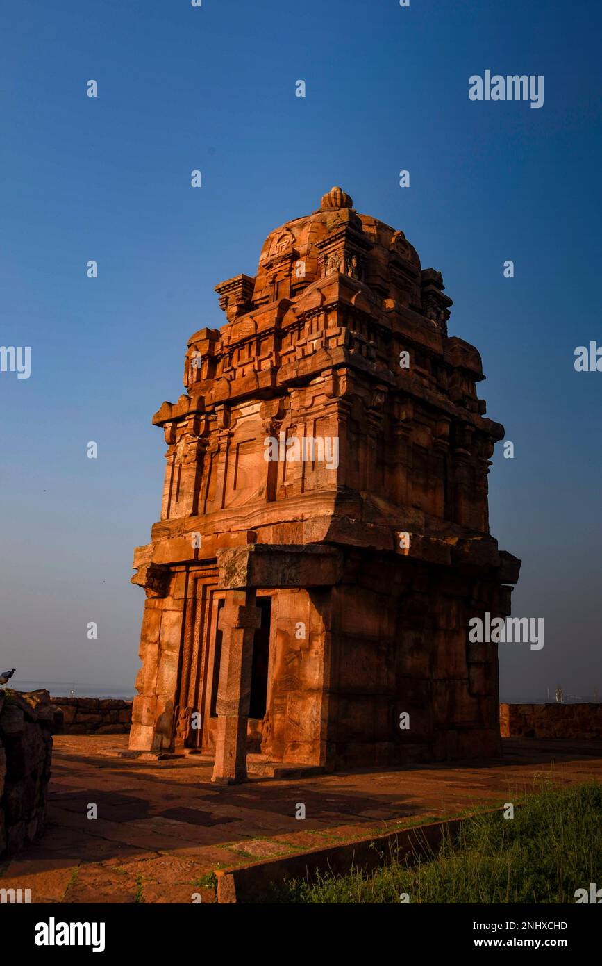Temple Shivalaya inférieur à Badami, Karnataka construit pendant le règne de la dynastie des Chaloukya. Banque D'Images
