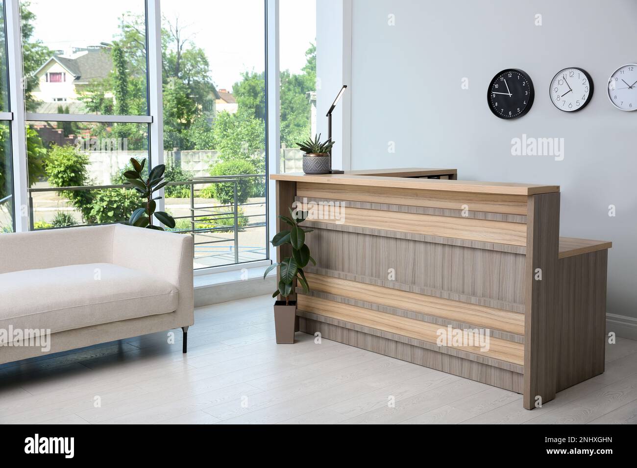 Intérieur du hall avec un élégant bureau de réception en bois Banque D'Images