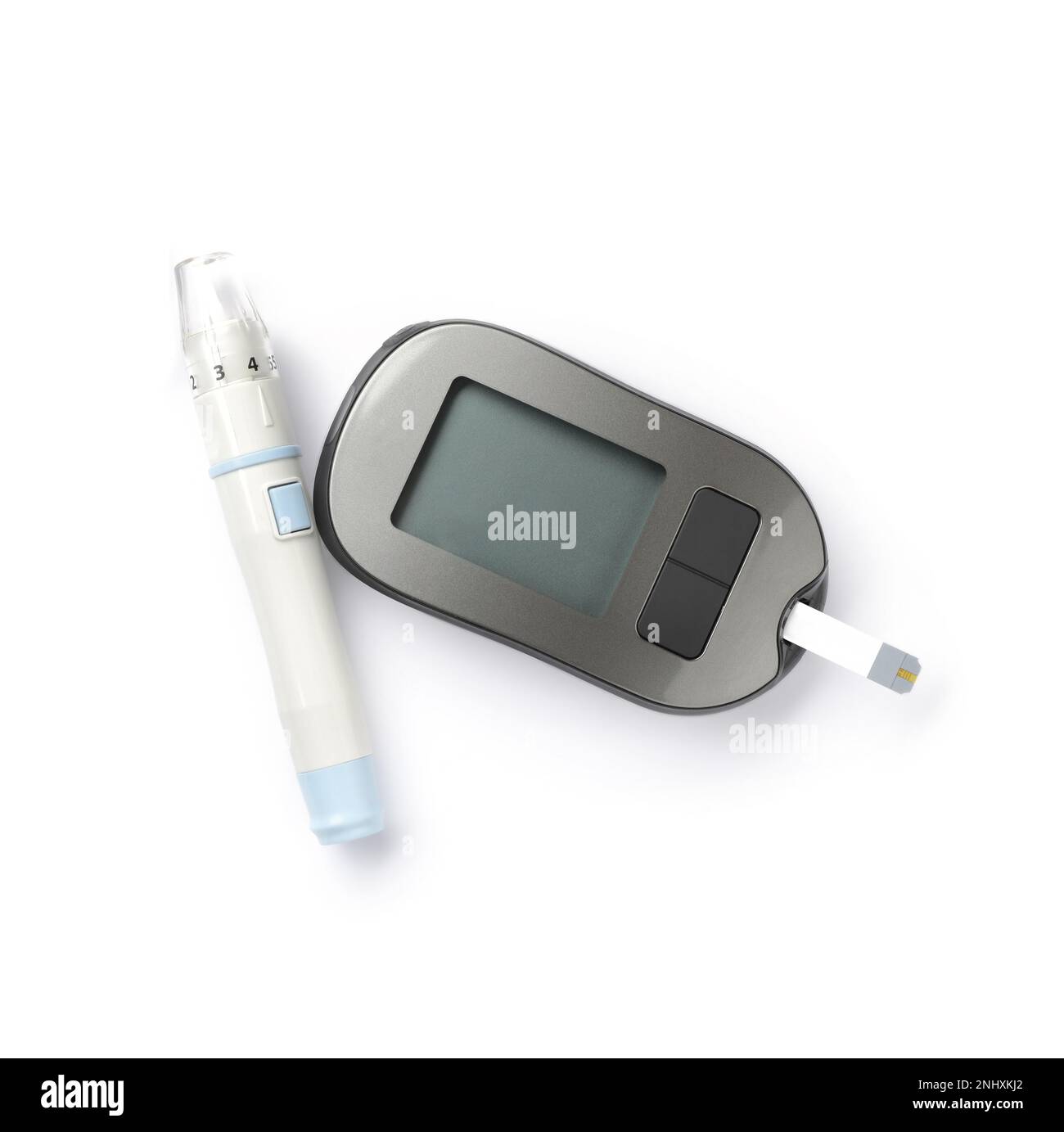 Glucomètre moderne avec bandelette de test et stylo à lancette sur fond blanc, vue de dessus Banque D'Images