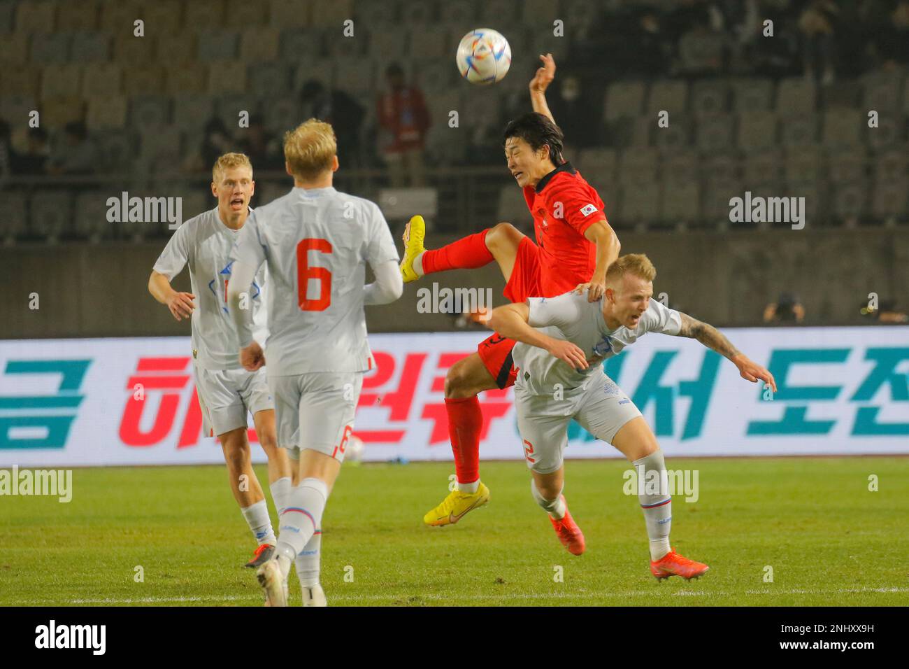 November 11, 2022, HWASUNG, GYEONGGI, SOUTH KOREA: Nov 11, 2022-Hwaseong, South Korea-Horour Ingl Gunnarsson of Iceland and Cho Guesung of South Korea action during the International Friendly Match presented by Hana Bank South Korea V iceland at Hwaseong Sports Complex in Hwaseong, South Korea. (Credit Image: © Ryu Seung-Il/ZUMA Press Wire) (Cal Sport Media via AP Images) Banque D'Images