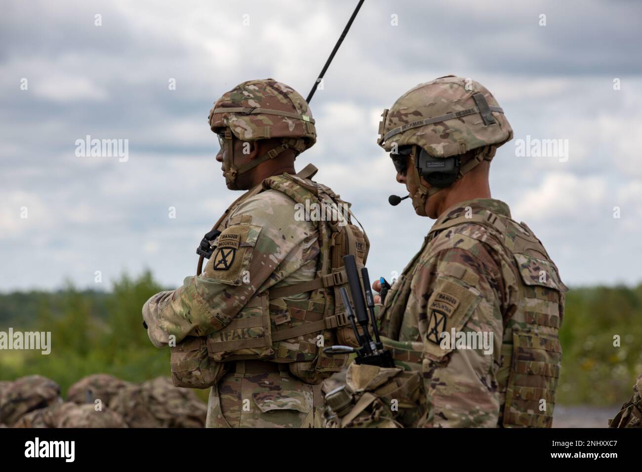 Les soldats du 2nd Bataillon, 87th infanterie Regiment, 2nd Brigade combat Team, 10th Mountain Division, effectuent un exercice de tir direct combiné (CALFEX) sur fort Drum (N.Y.), le 3 août 2022. L'exercice consistait en un marcheur, un franchissement d'obstacles et une opération de défrichement avec appui au feu du 2nd Bataillon, 15th Régiment d'artillerie de campagne, 2nd équipe de combat de brigade, 10th MTN DIV, et 1st Bataillon, 10th Brigade d'aviation de combat, 10th MTN DIV. Banque D'Images