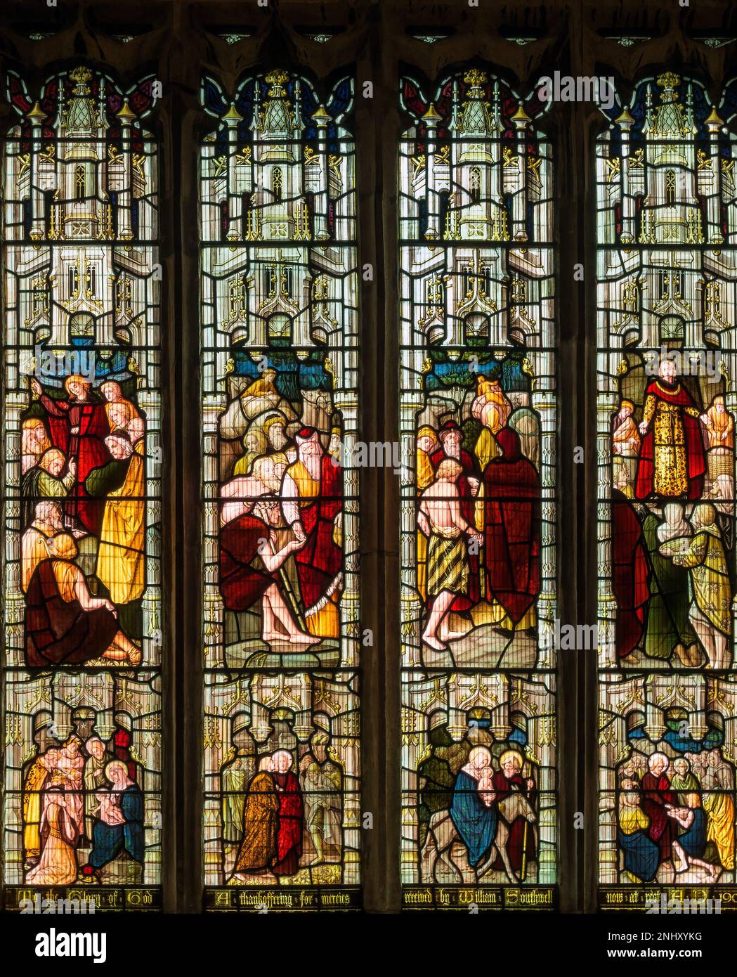 Images religieuses de la foi chrétienne dans des vitraux de l'église Saint-Pierre et Saint-Paul, Uppingham, Rutland, Angleterre, Royaume-Uni Banque D'Images