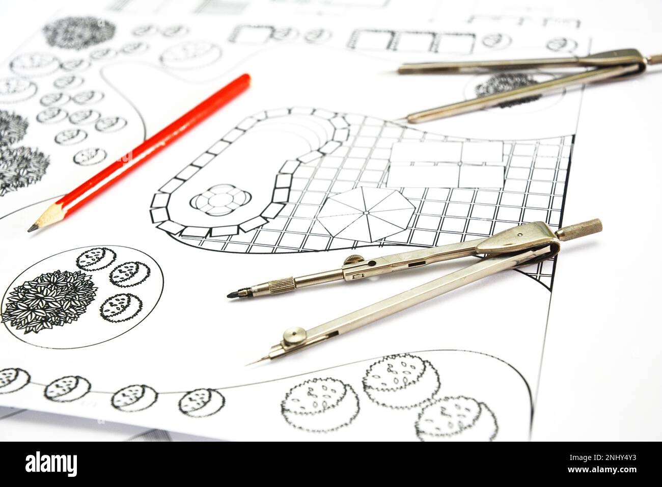 Aménagement paysager et plan d'appartement de maison. Photo de paysage architecte design plan de jardin avec boussole et crayon. Plan de paysage et de jardin. Banque D'Images