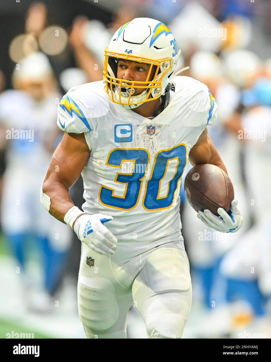 ATLANTA, GA – NOVEMBER 06: Los Angeles running back Austin Ekeler (30) runs the ball during the NFL game between the Los Angeles Chargers and the Atlanta Falcons on November 6th, 2022 at Mercedes-Benz Stadium in Atlanta, GA. (Photo by Rich von Biberstein/Icon Sportswire) (Icon Sportswire via AP Images) Banque D'Images