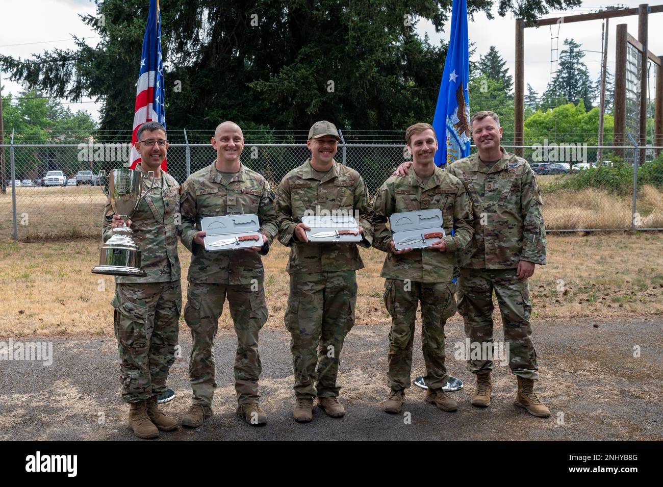 Les officiers météorologiques du 1er escadron météorologique de combat, détachement 3, de Fort Wainwright, Alaska et les dirigeants de la météo de combat détiennent les trophées de la 1ère place pour le défi Thunder 2022 à la base interarmées Lewis-McChord, Washington, le 1er août 2022. Cette année, le 1er CWS a été identifié pour avoir les aviateurs météorologiques les plus exceptionnels au monde. 2022, défi, aviateurs, combat, tonnerre, météo, Banque D'Images