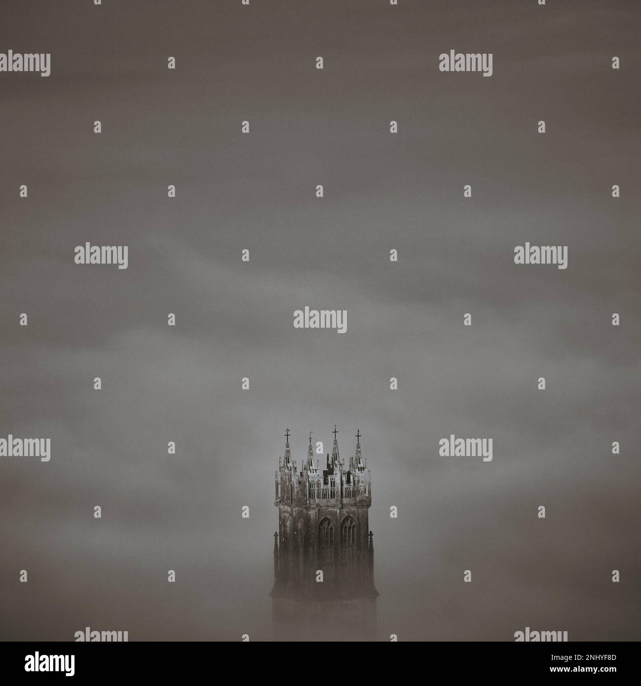L'église de Saint-Jean poquant à travers les brouillards de Glastonbury, Somerset Banque D'Images