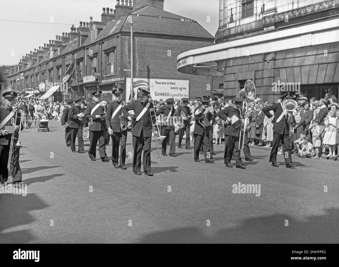 A Whit marche procession à Union Street, Oldham, Greater Manchester, Lancashire, Angleterre, R.-U. v.1960. La bande de laiton de l'Armée du Salut est au premier plan. L'événement religieux de l'Église d'Angleterre a traditionnellement eu lieu le vendredi de la Pentecôte, avec des enfants fortement impliqués ainsi que des bandes de cuivres et d'argent. Il y a plus de 200 ans, à Manchester, en 1801, ces activités ont été organisées pour encourager l'activité communautaire pendant les vacances de Whit. Les promenades de Whit à Manchester ont maintenant lieu le lundi de vacances de Spring Bank. Il est tiré d'un vieux négatif noir et blanc – une photographie vintage 1950s/60s. Banque D'Images